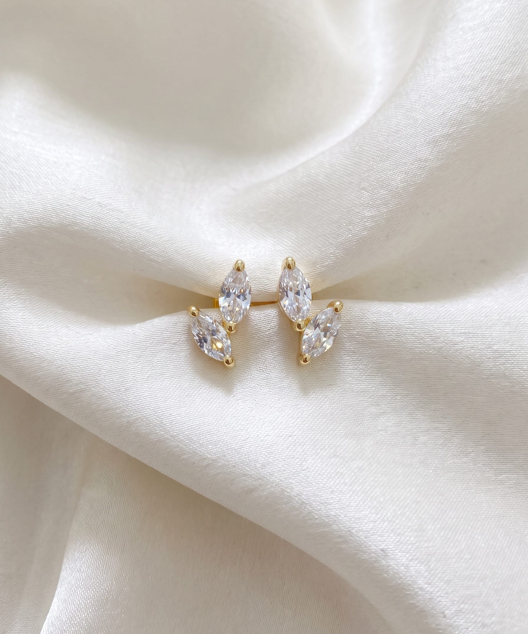 LE sensor earrings Clear Alora Studs