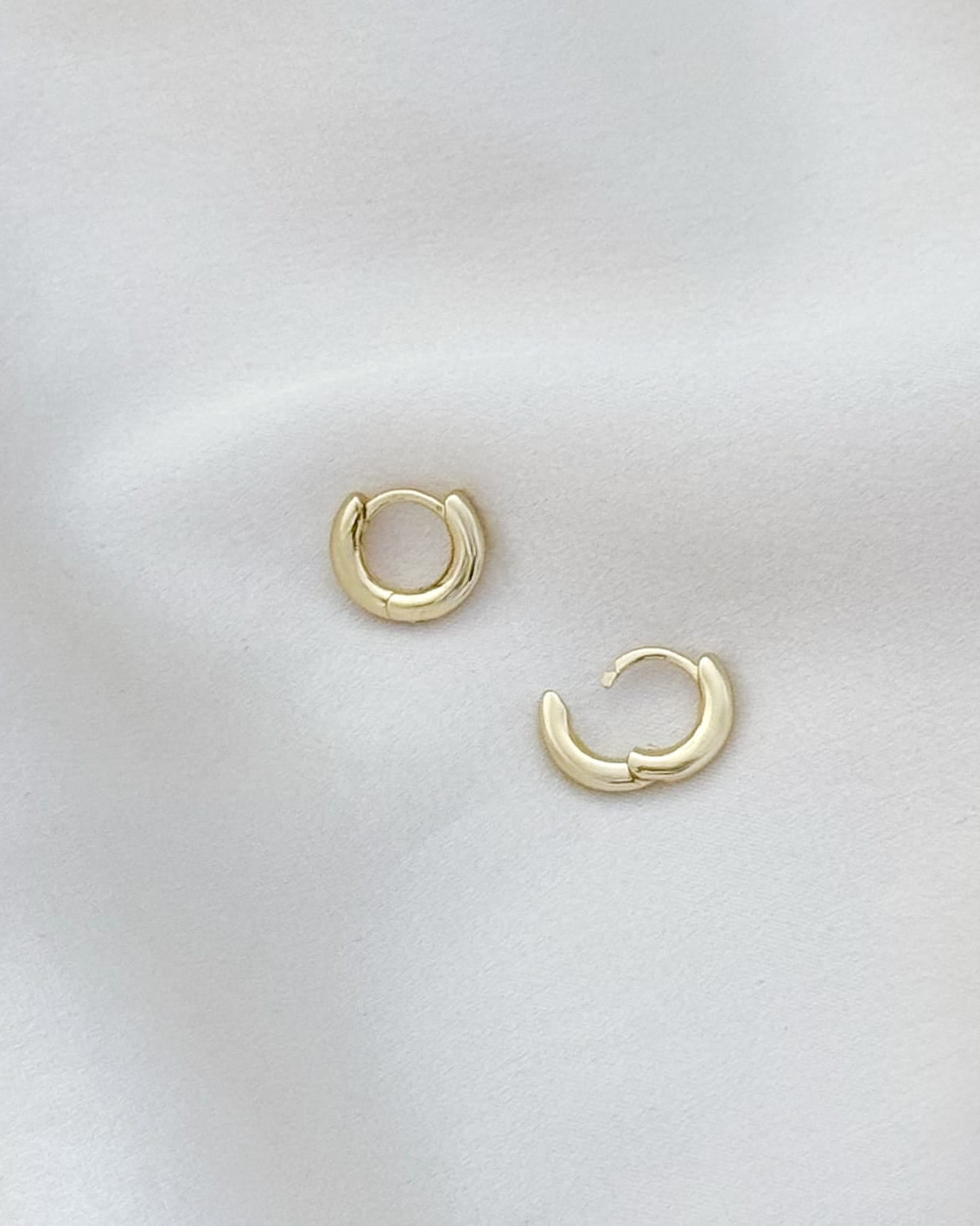 LE sensor earrings Astin Bold Mini Huggies