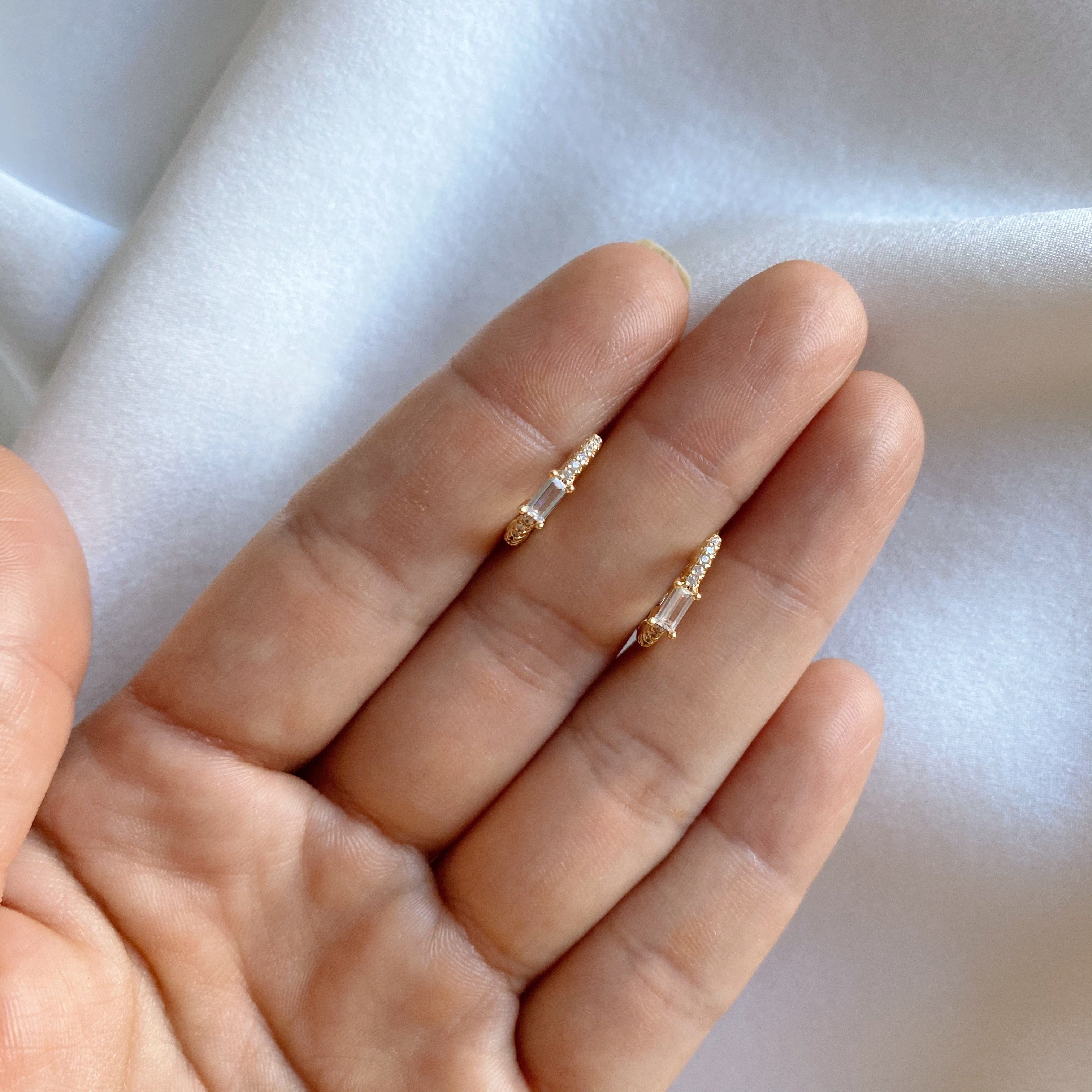 LE sensor earrings Mina Huggies